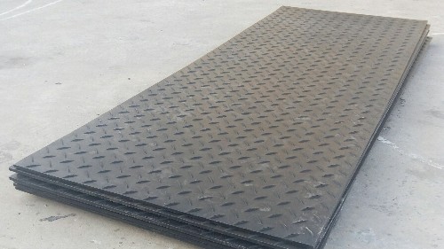 在城市道路施工中 施工队常选择用临时路面铺路板来提高施工效率