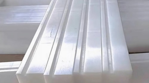 聚乙烯防撞条，在潮湿环境中亦保持稳定性能，保护墙面受到凹痕和磨损