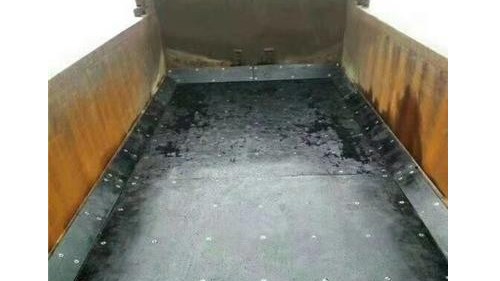 告别“铁底粘黏”，铺车底塑料板为物流运输“舒筋活络”