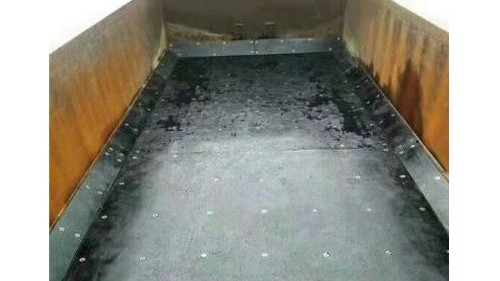 卸料无忧：不沾土车厢滑板破解工程运输“黏着”难题