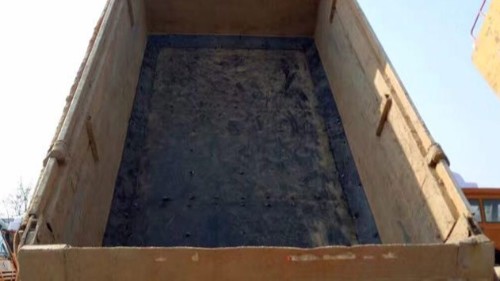 不沾土滑板，司机在卸车时只需轻轻一提车厢，物料便能顺利滑下