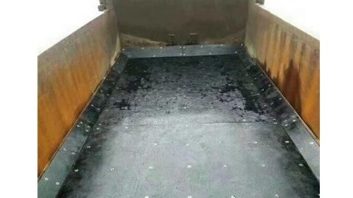 卸货难题终结者！铺车底塑料板让粘性物料一滑到底