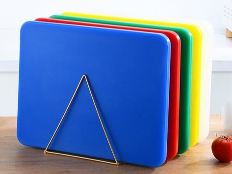 PE菜板因其抗污性和易清洁性，成为了保障食品的理想工具