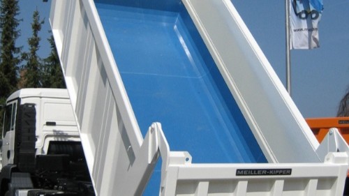 卸车难题有解，铺车底塑料板显身手